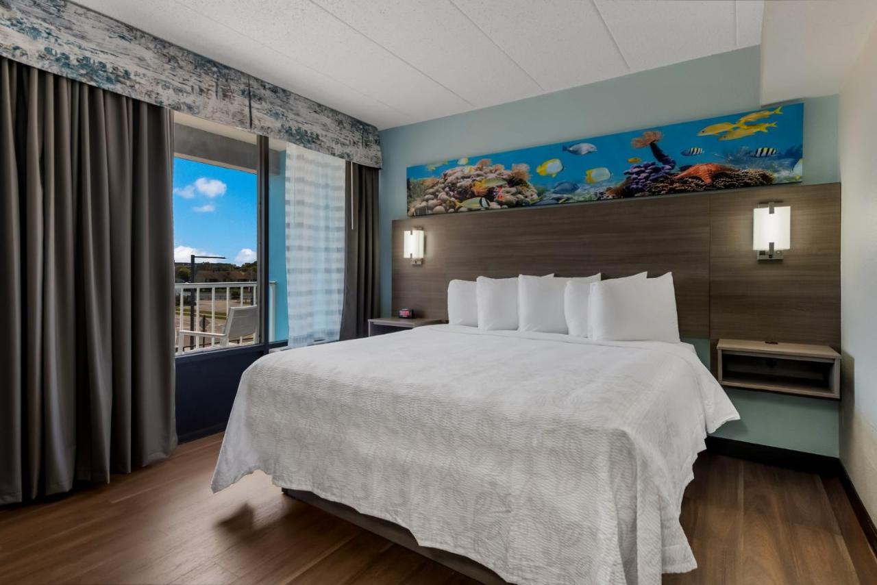 Chambre Lit King-Size Premium Accessible aux Personnes à Mobilité Réduite - Non-Fumeurs - Vue Partielle sur Océan